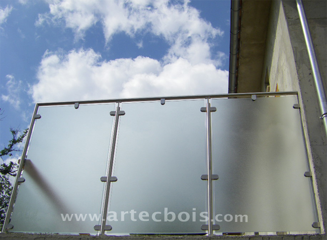 brise-vue en panneaux de verre depoli et structure en inox