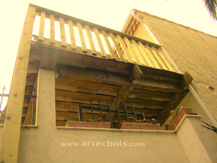 creation d'une terrasse au dessus d'une toiture en tuile. La strucutre bois est indépendante du toit et soutenue par un pilier en bois