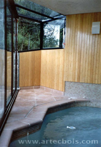 piscine interieure et lames de bambou