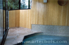 piscine interieure et lames de bambou