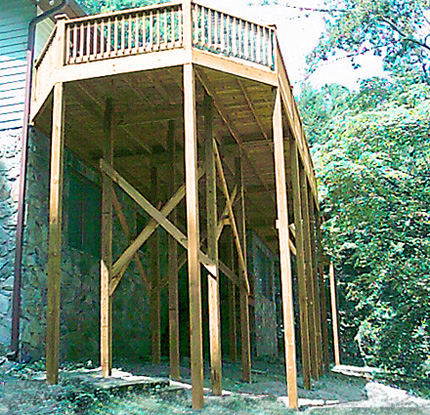 terrasse en bois en hauteur sur poteaux porteurs en bois résineux traités spécial extérieur