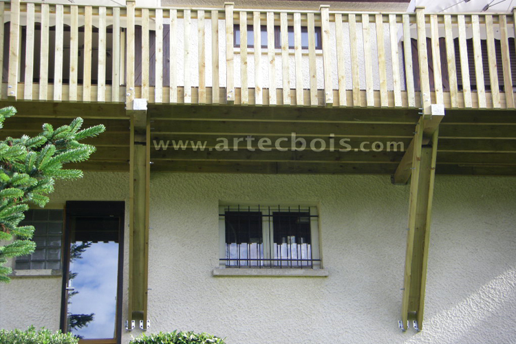 terrasse en étage suspendue par des équerres en bois directement fixées sur la façade