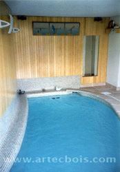 piscine interieure et frisette de lames de bambou